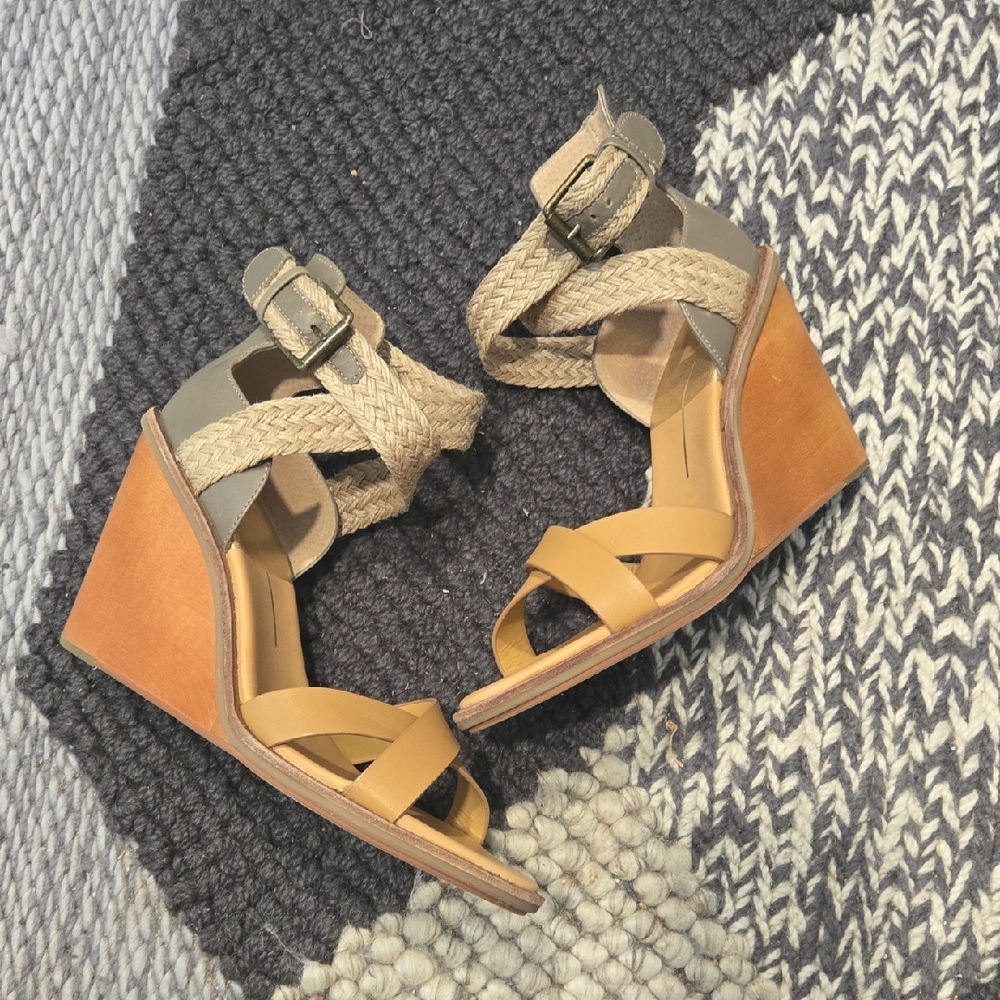 NWOB GORGEOUS DOLCE VITA LEATHER WEDGES. SIZE 9.5